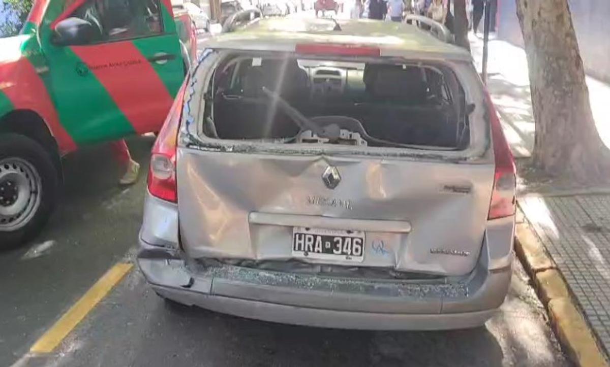 Tres heridos, entre ellos un menor, por el choque entre un auto y un colectivo