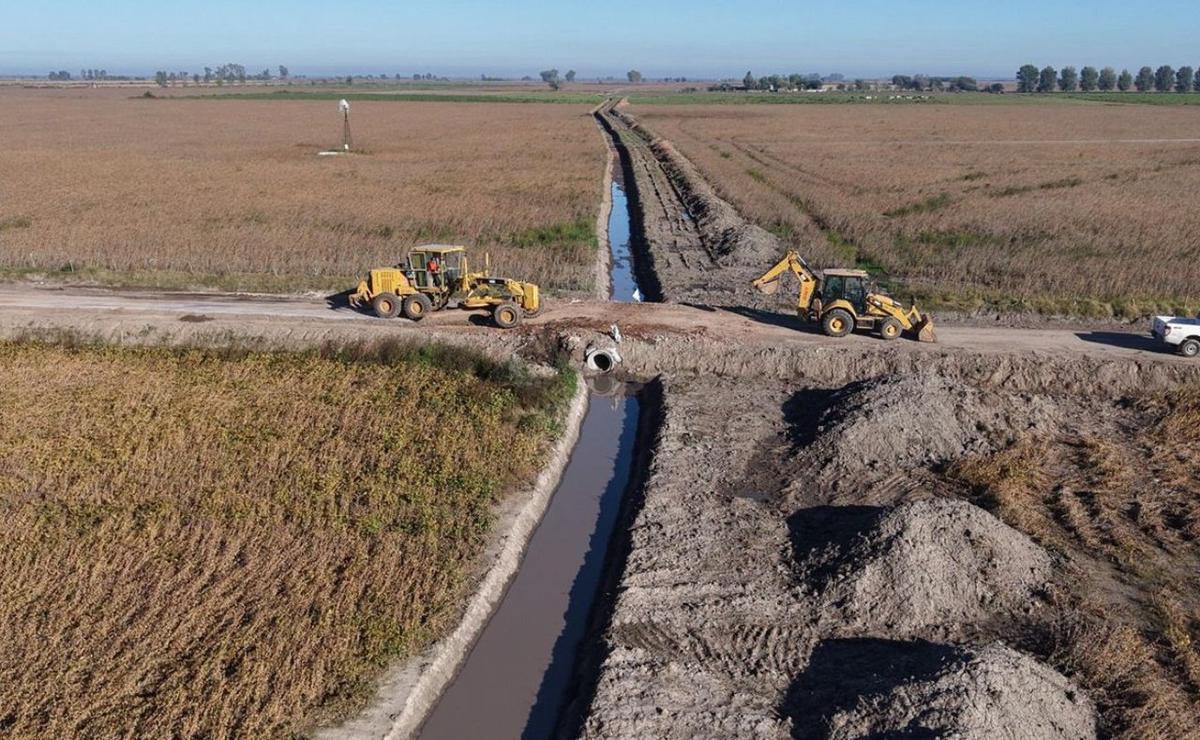 Acelera la ejecución de obras en más de 100 localidades de alto riesgo hídrico.