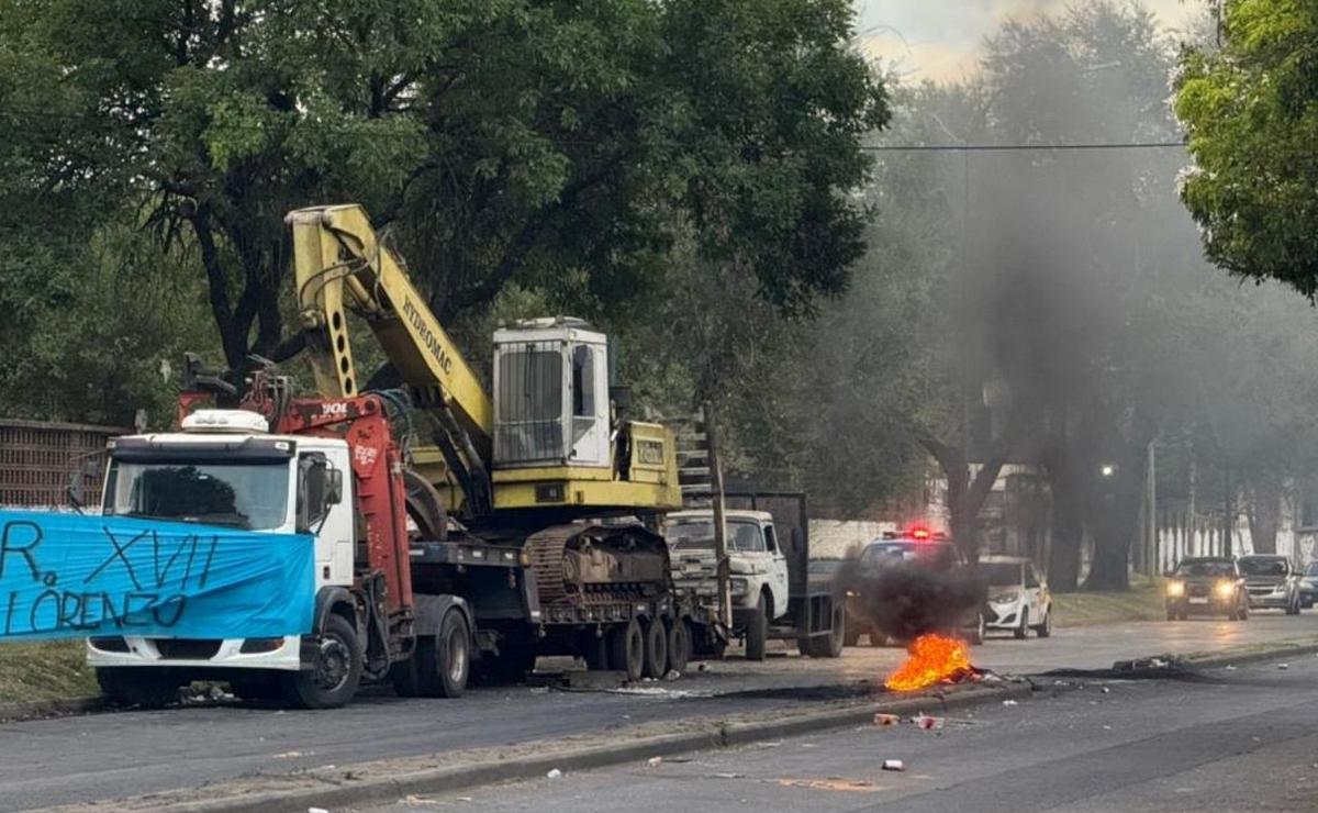 Protesta y cubiertas prendidas fuego en la Jefatura de la Policía de Rosario.