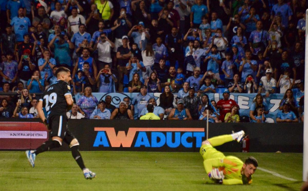 FOTO: El penal de Jara ante Boca en Alberdi. (Foto: Daniel Cáceres)