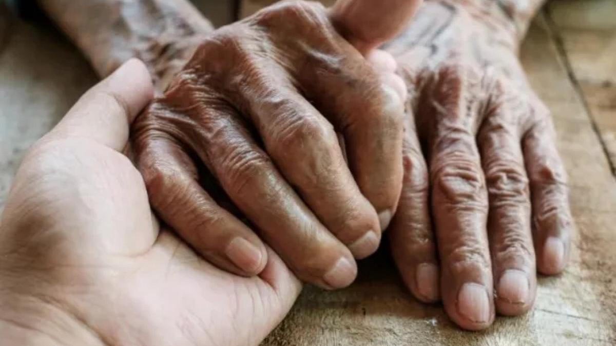 FOTO: Un hombre de 76 años adoptó a otro de 61