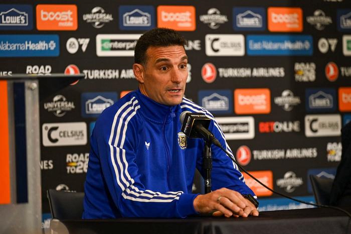 Scaloni evalúa opciones defensivas para el debut de Argentina en el Mundial