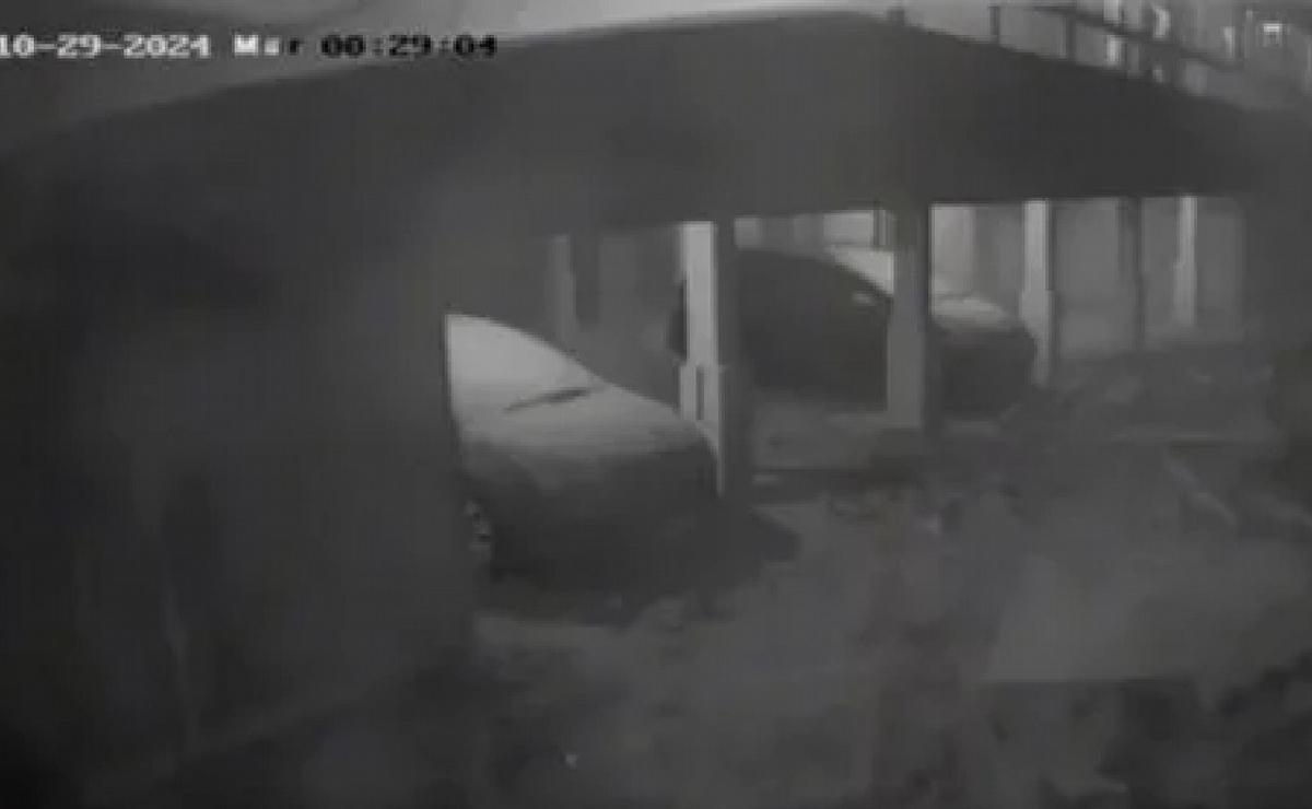 FOTO: Una cámara de seguridad registra el instante del derrumbe. (Foto: captura de video)