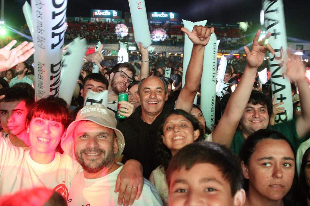 FOTO: Los asistentes disfrutan de una nueva noche festivalera. 