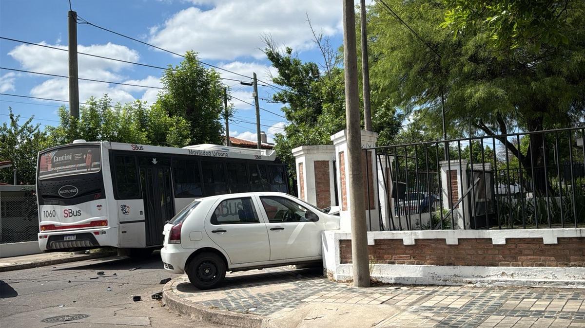 Un auto chocó contra un colectivo y se incrustó contra una casa en Córdoba
