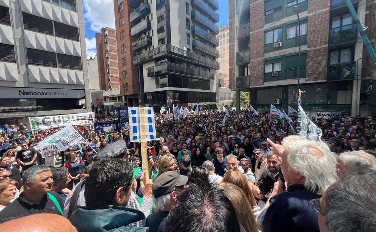 FOTO: Asambleas del Suoem en el centro de Córdoba. (Foto: Daniel Cáceres/Cadena 3)