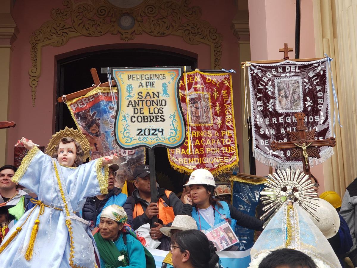 FOTO: La procesión se lleva a cabo este domingo con una concurrencia masiva. 