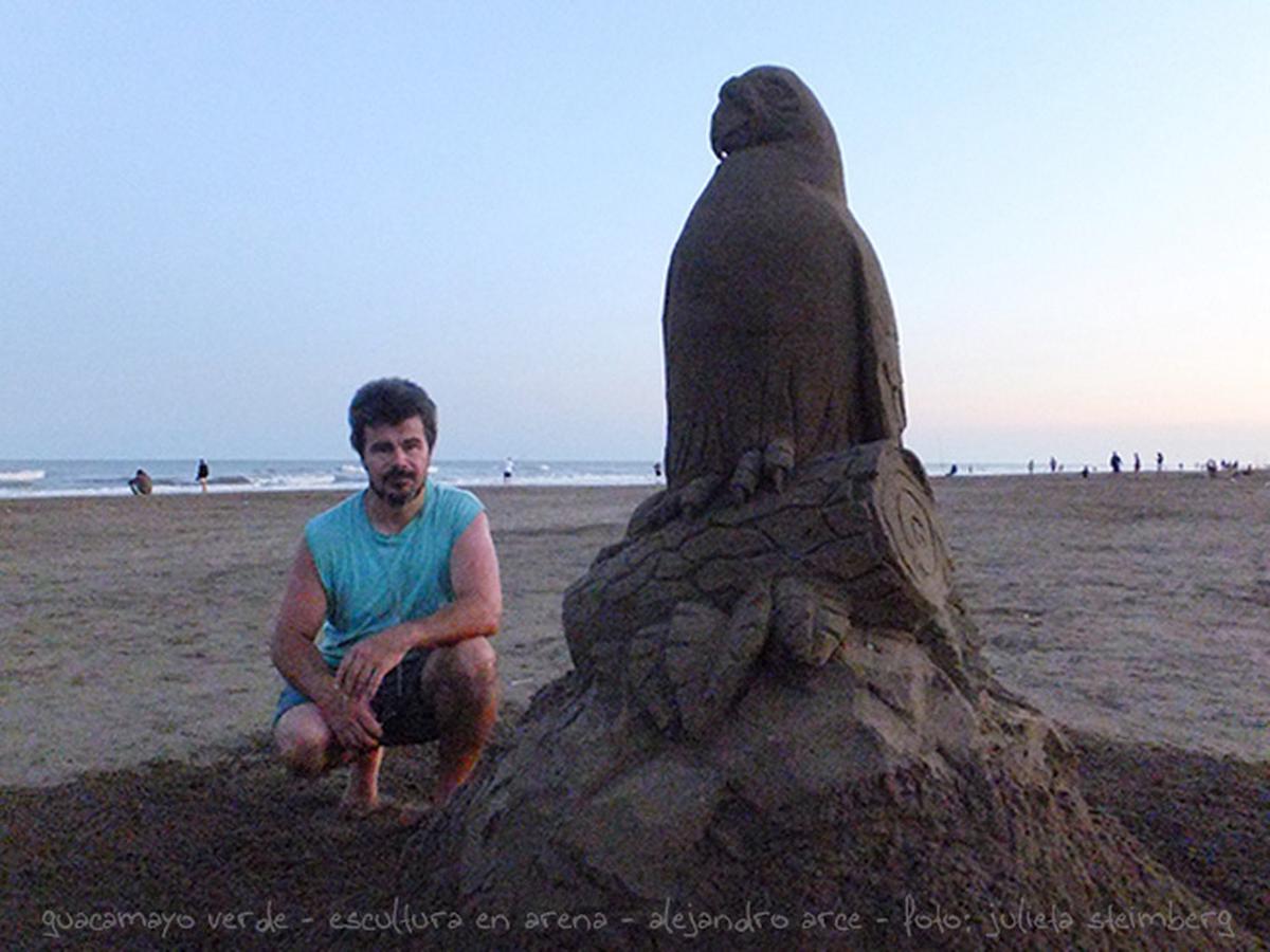 FOTO: El artista visual, escultor y docente que sorprende por sus trabajos en arena