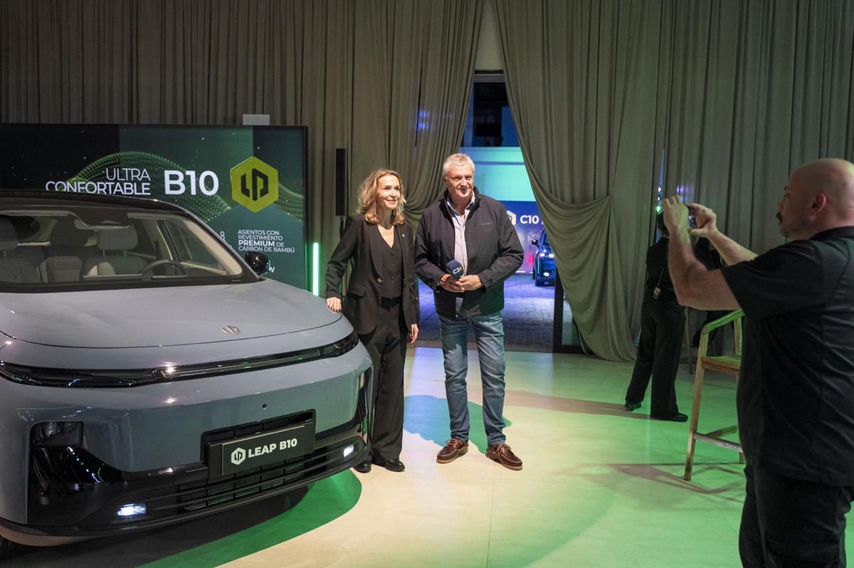 Valere Lourme y Cadena3 en la noche de Leapmotor en Argentina.
