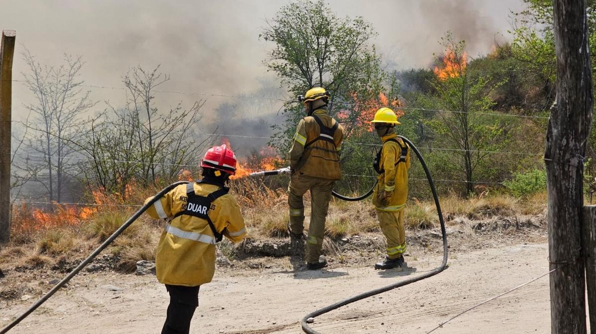 Combaten un incendio en El Durazno, en Calamuchita. (Foto: Gob. de Córdoba)
