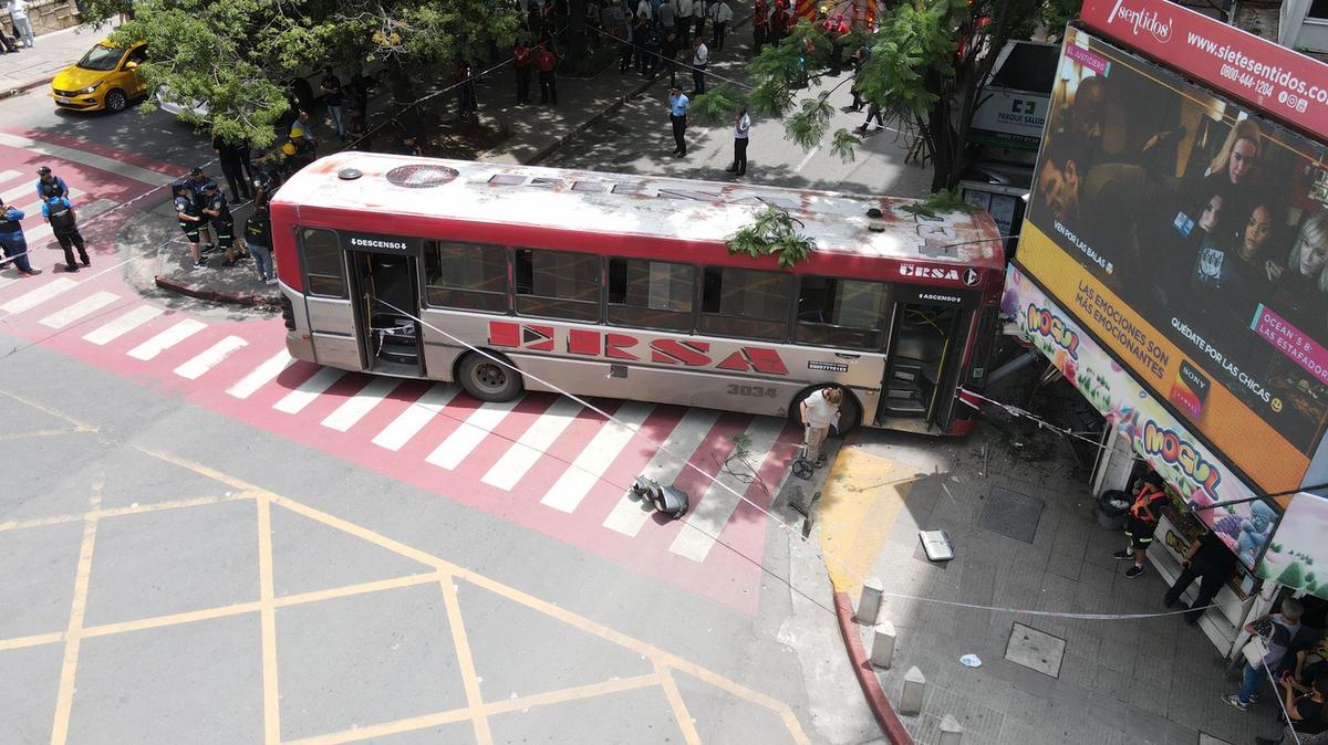 FOTO: Dos mujeres heridas en un impactante choque de un colectivo en el centro de Córdoba.