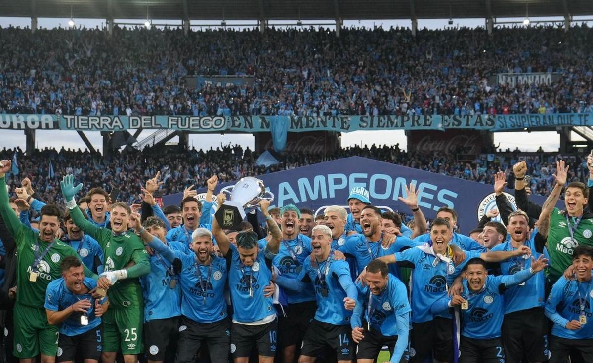 El plantel de Belgrano exultante con la copa. (Foto: Daniel Cáceres/C3)