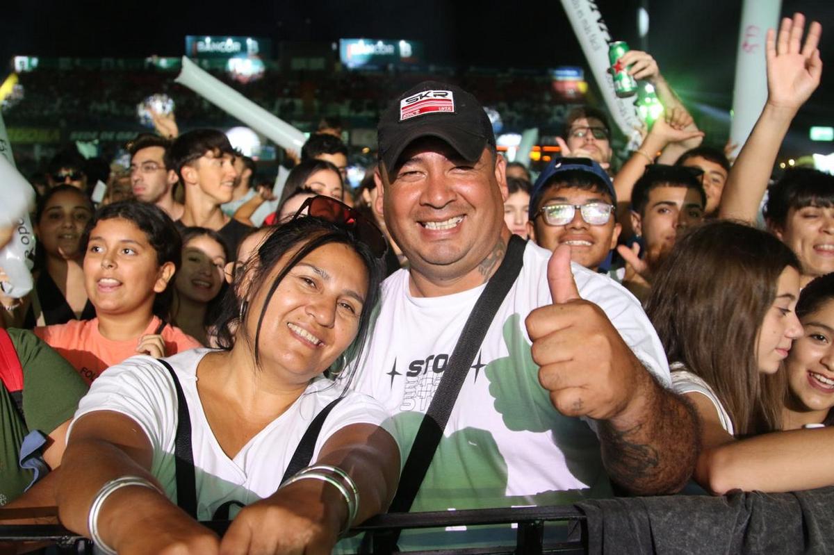 FOTO: Los asistentes disfrutan de una nueva noche festivalera. 