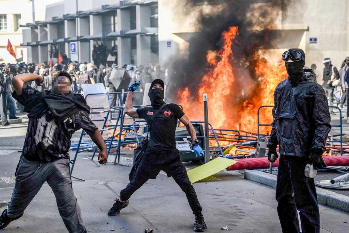 Manifestantes incendiaron barricadas en las calles de París, durante las violentas protestas.