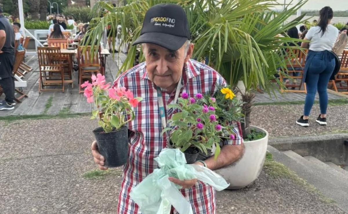 La inspiradora historia de Nino, el abuelo que sale a vender sus plantas en bici.