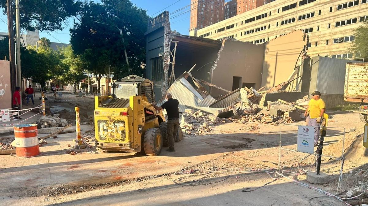 FOTO: Derrumbe en Güemes: demuelen por completo la casona afectada y retiran escombros