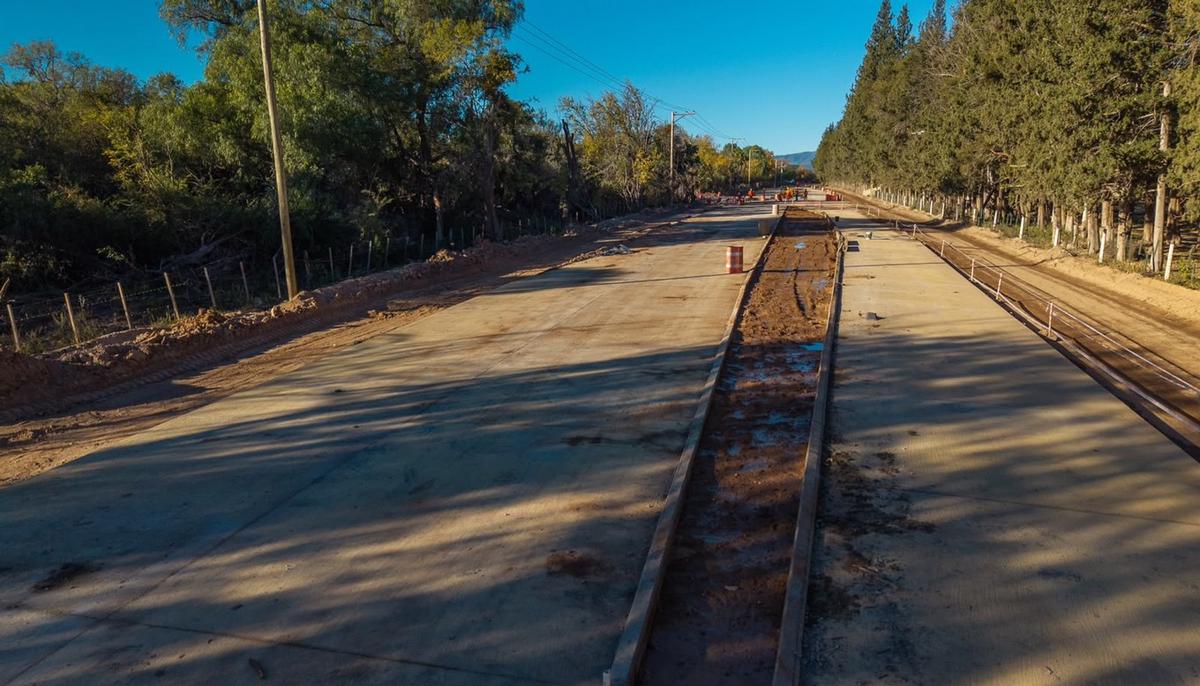 Ruta clave en Cruz del Eje: la obra del perilago ya tiene listo el 35% de su pavimentación