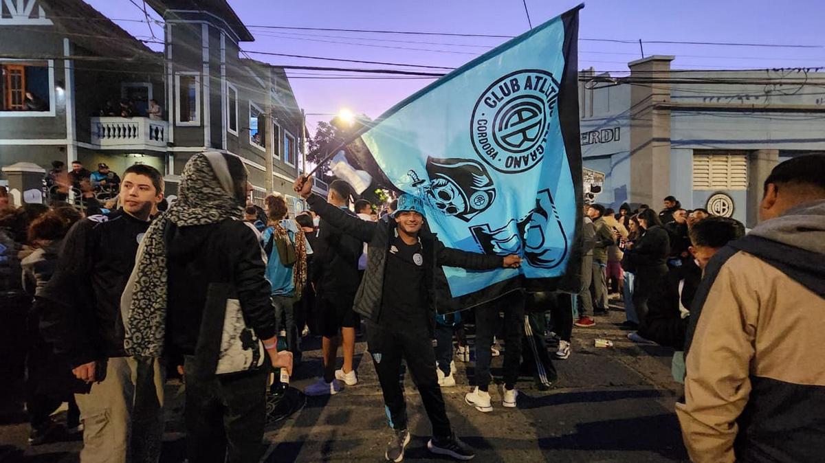 Los hinchas de Belgrano celebraron en Alberdi. 