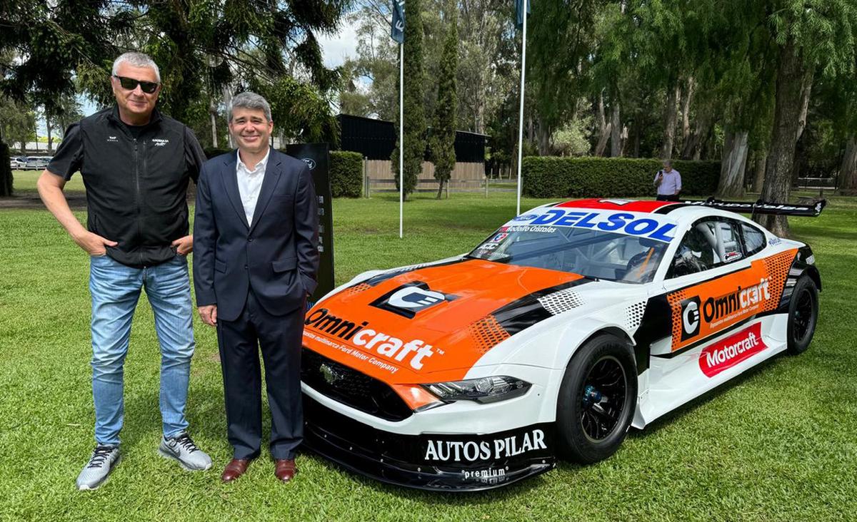 FOTO: C3M y el director de Post Venta de Ford, junto al Mustang TC de Gianini