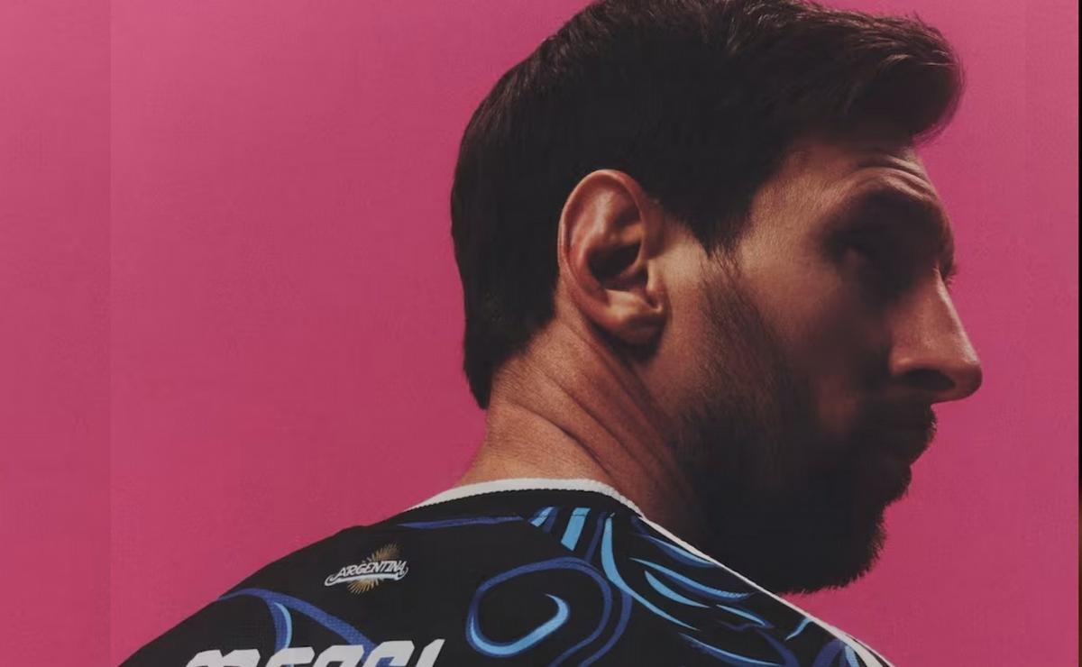 Con Messi como modelo, la Selección lanzó la camiseta alternativa.