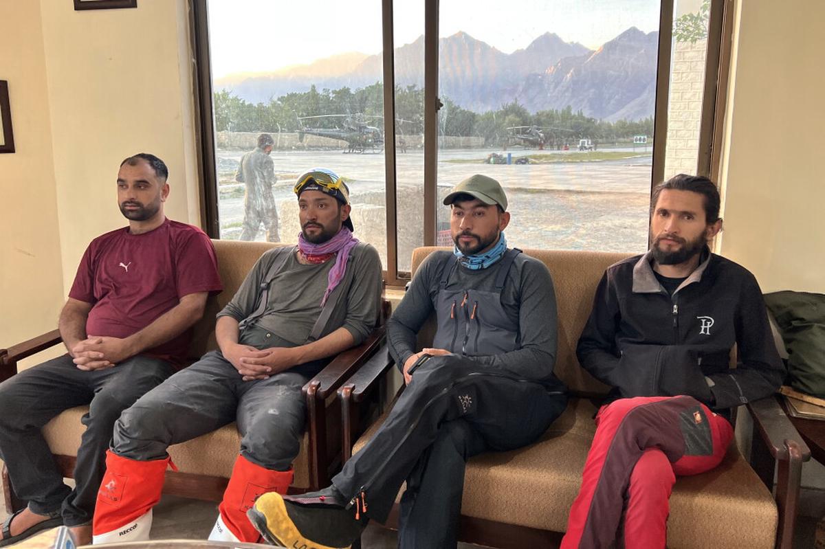 Se reanuda la búsqueda de alpinistas desaparecidos tras avalancha en Broad Peak, Pakistán
