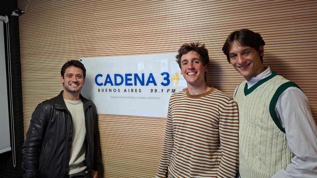 Lucas Erni, Emiliano Torres y Matías Oberlin, en el estudio de Cadena 3 en Buenos Aires.