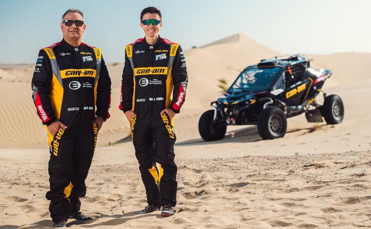 FOTO: G. Rinaldi y J. González Ferioli con su nuevo Maverick R en Dubai