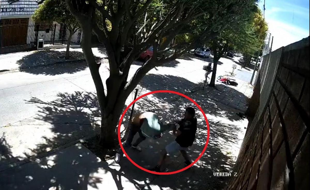 Una joven fue atacada por motochorros y un vecino los enfrentó a las trompadas.