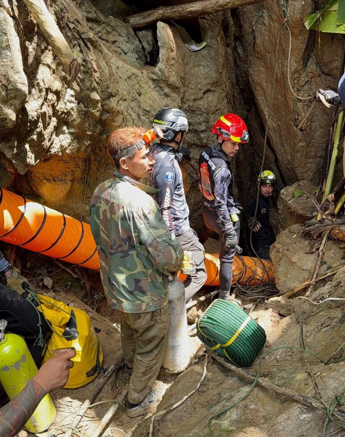 Socorristas buscan a 7 personas atrapadas en una cueva de Laos tras inundaciones repentinas