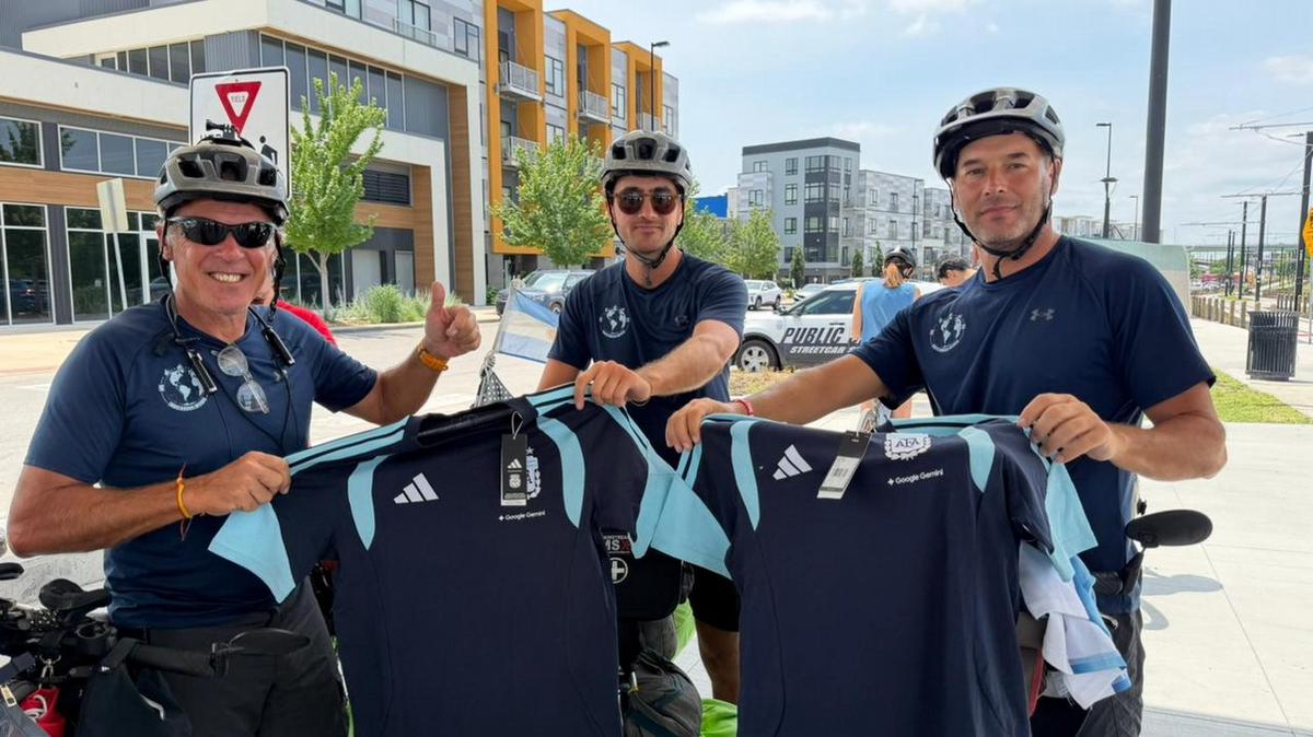Los cicloviajeros entrerrianos conocieron al CT de la selección.