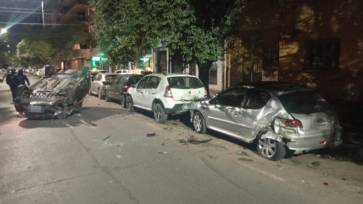 Iba alcoholizado y chocó a varios autos estacionados. (Foto: Policía)