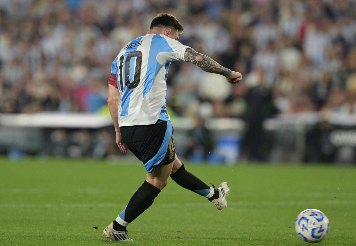 FOTO: Lionel Messi abrió el marcador ante Bolivia. (Foto: Conmebol)