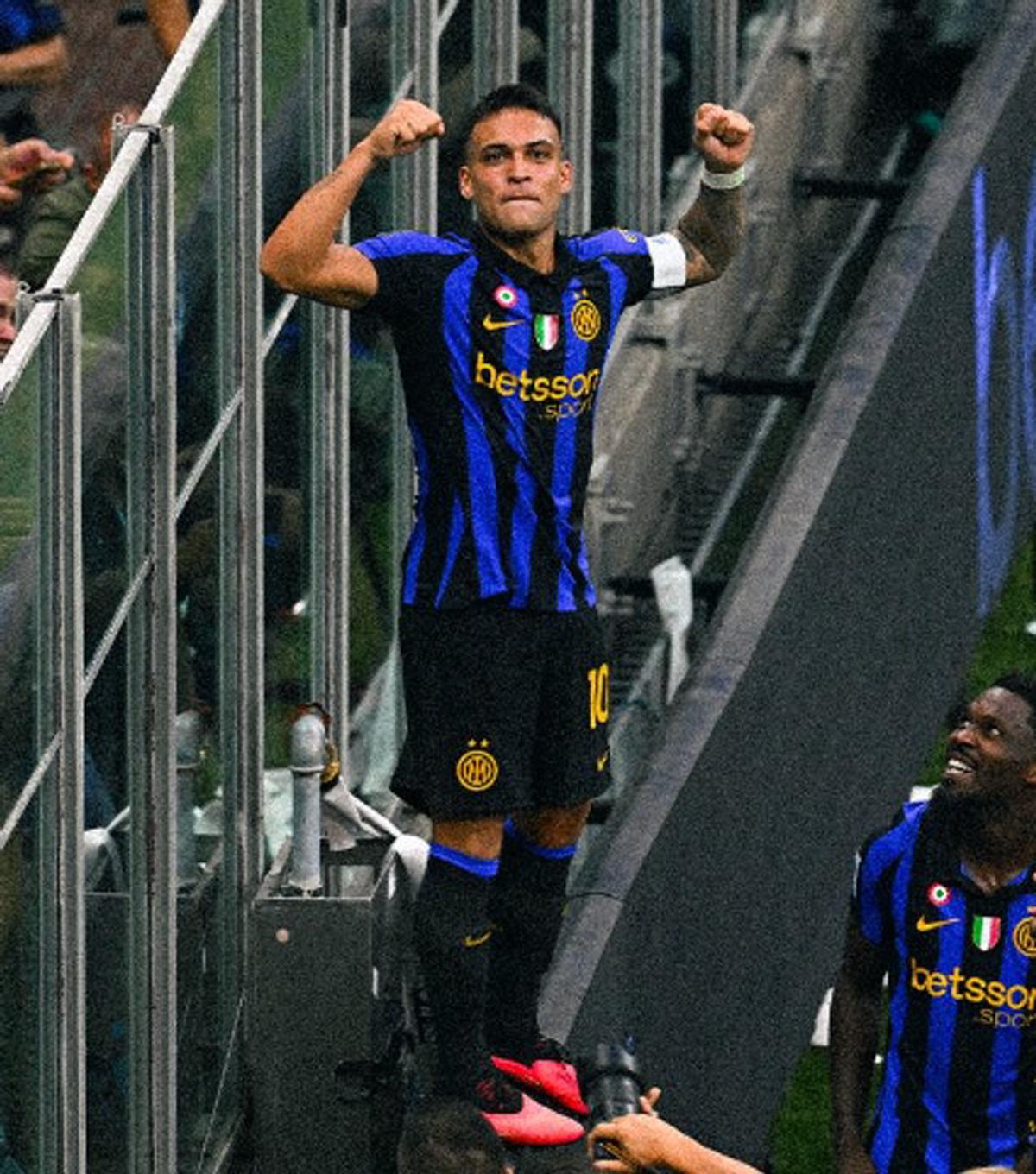 Lautaro Martínez festeja el gol de la remontada del Inter ante el Napoli.