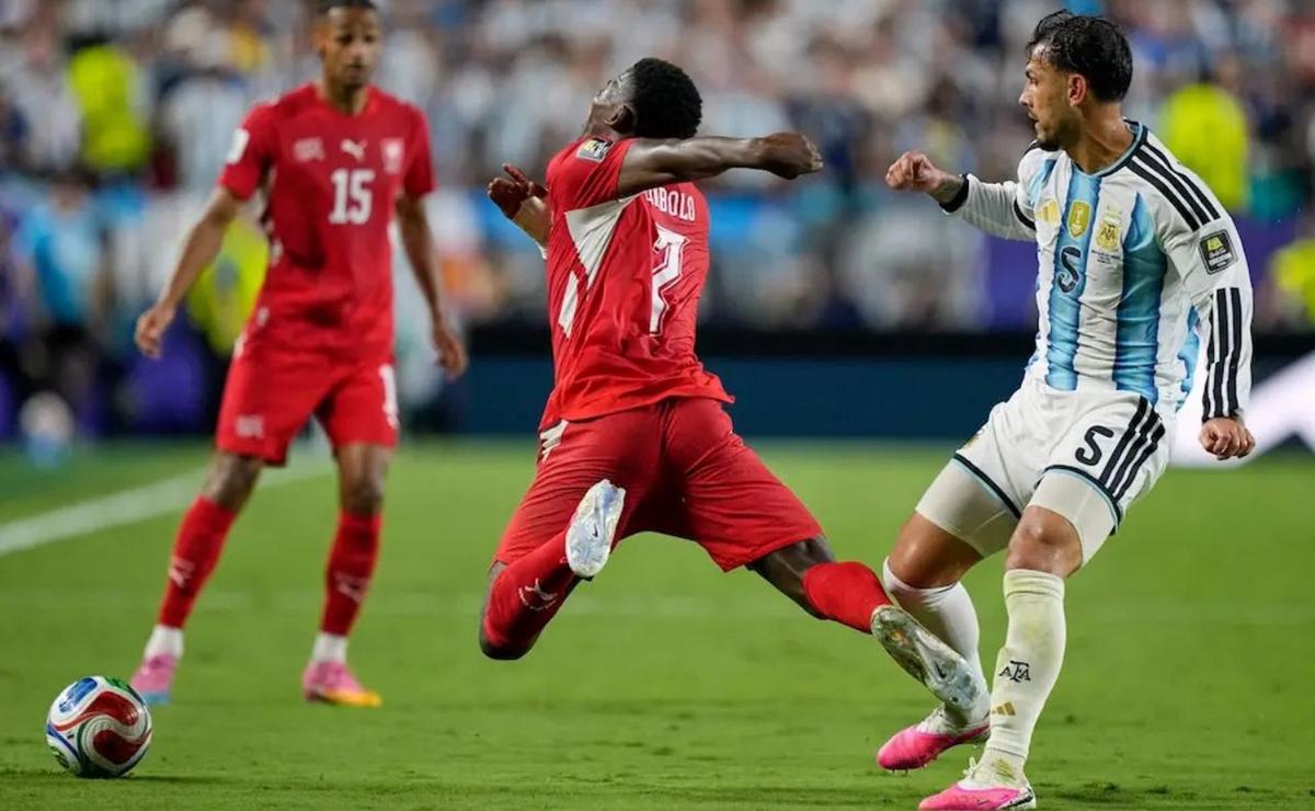 Embolo simula una infracción de Paredes.