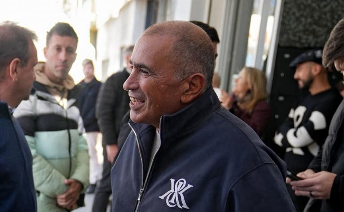 José Rocuzzo, padre de Antonella Rocuzzo, en un acto junto a funcionarios provinciales.