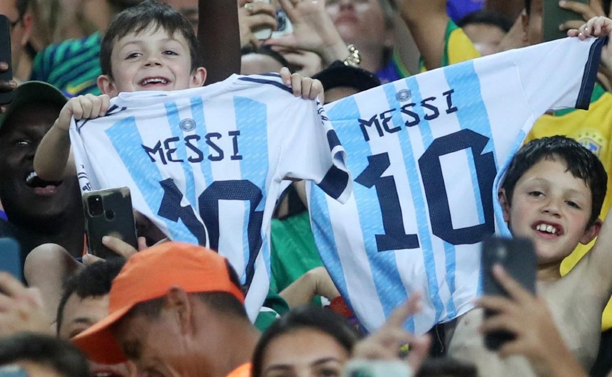 FOTO: Prohíben las camisetas de Messi entre el público paraguayo.