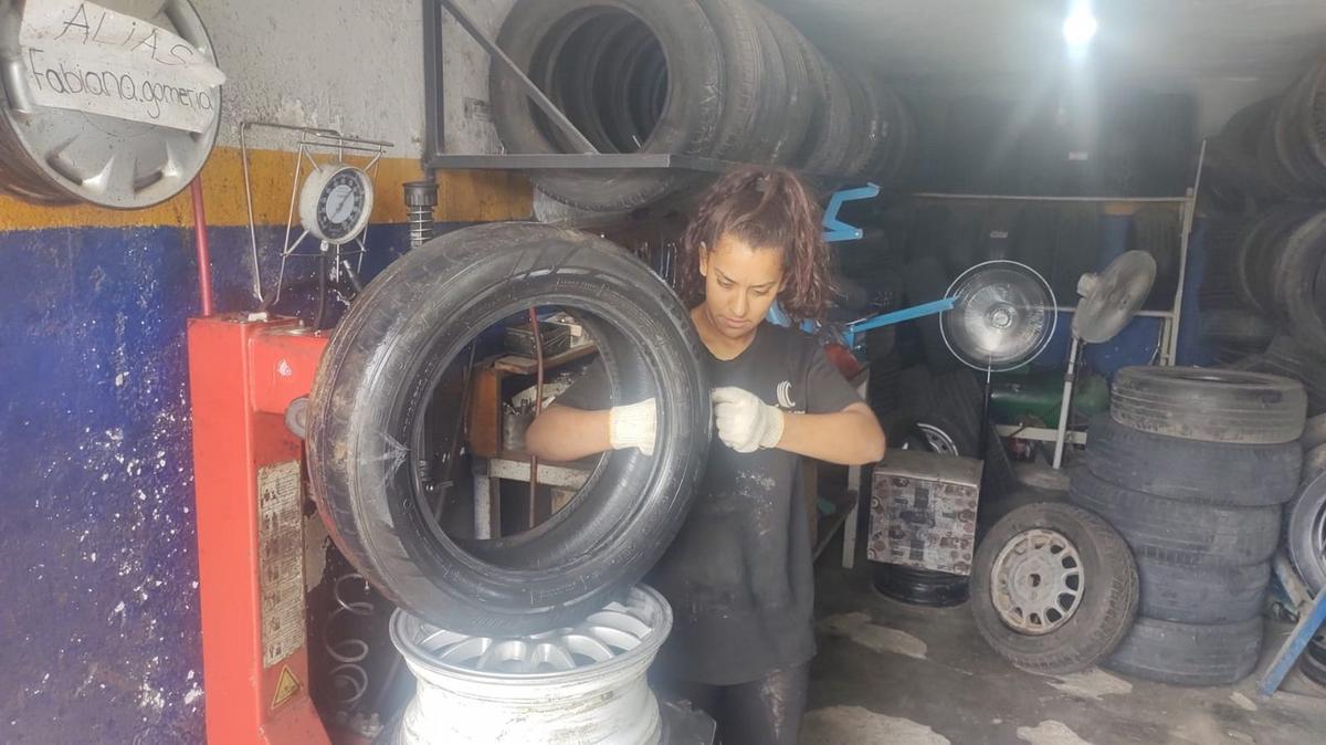 FOTO: Una mujer que incursionó en el mundo de la Gomería