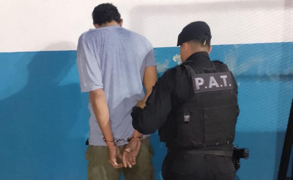 La policía le secuestró una navaja táctica que llevaba oculta entre sus prendas.