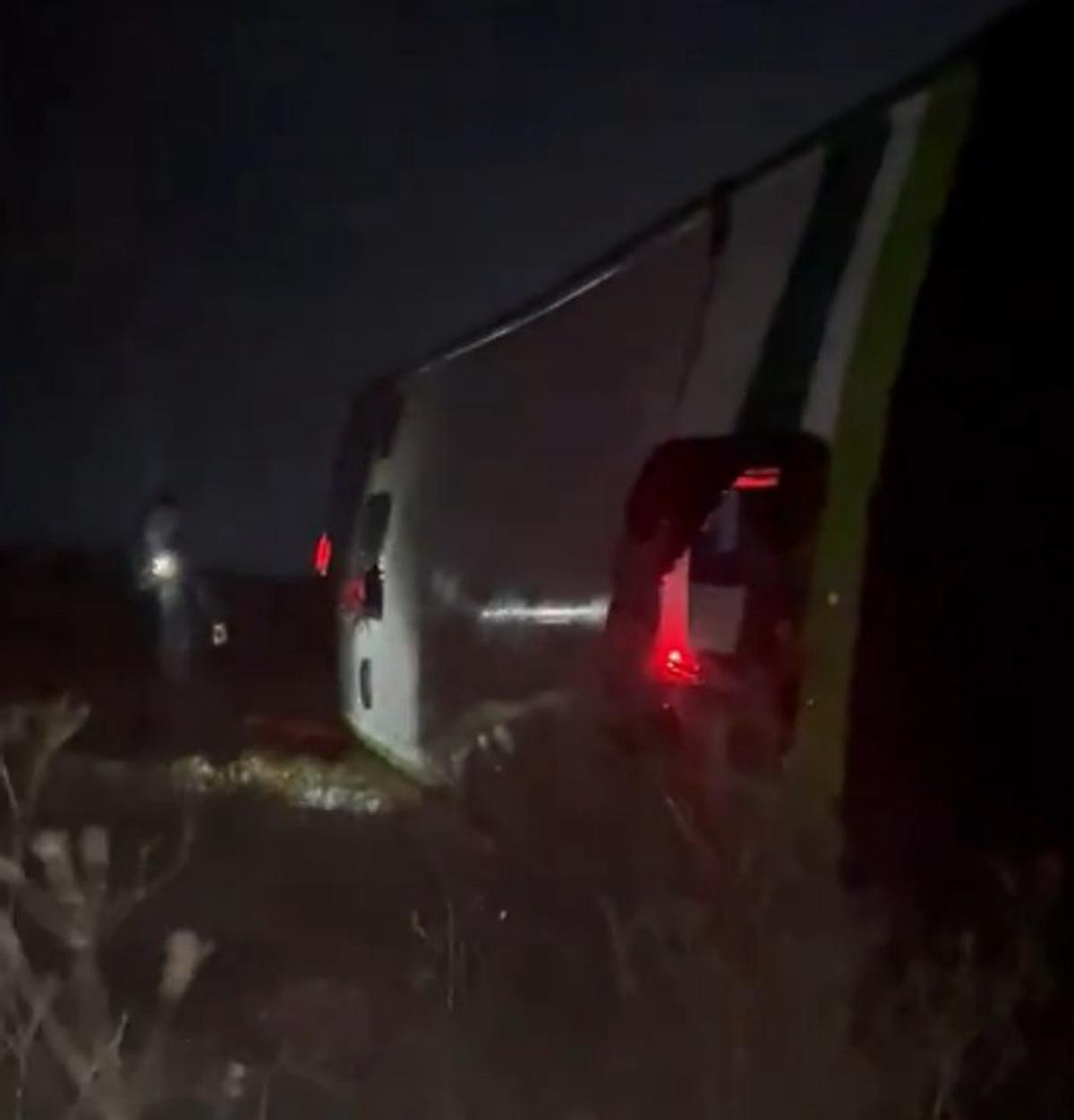 Un micro se precipita desde un puente en la Ruta Nacional 7: buscan a un chofer que saltó antes del accidente