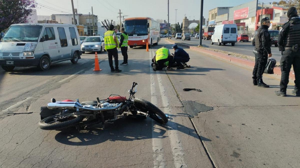 FOTO: Una moto intentó evadir un control y atropelló a un inspector de tránsito