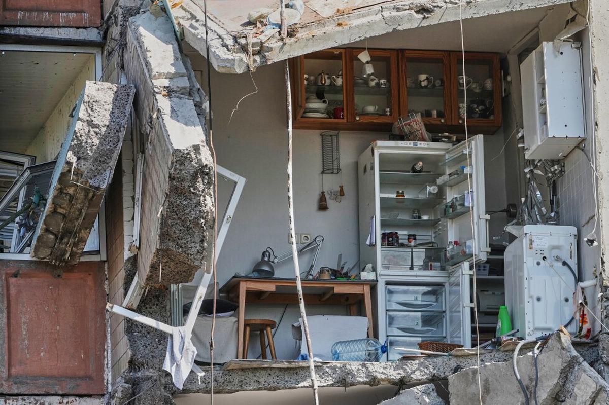 Suben a 24 los muertos en un ataque ruso a un edificio de apartamentos en Kiev