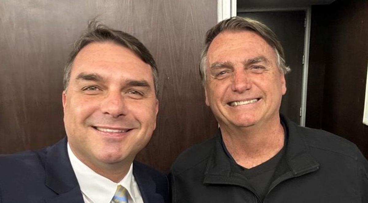 Flávio Bolsonaro junto a su padre, Jair.