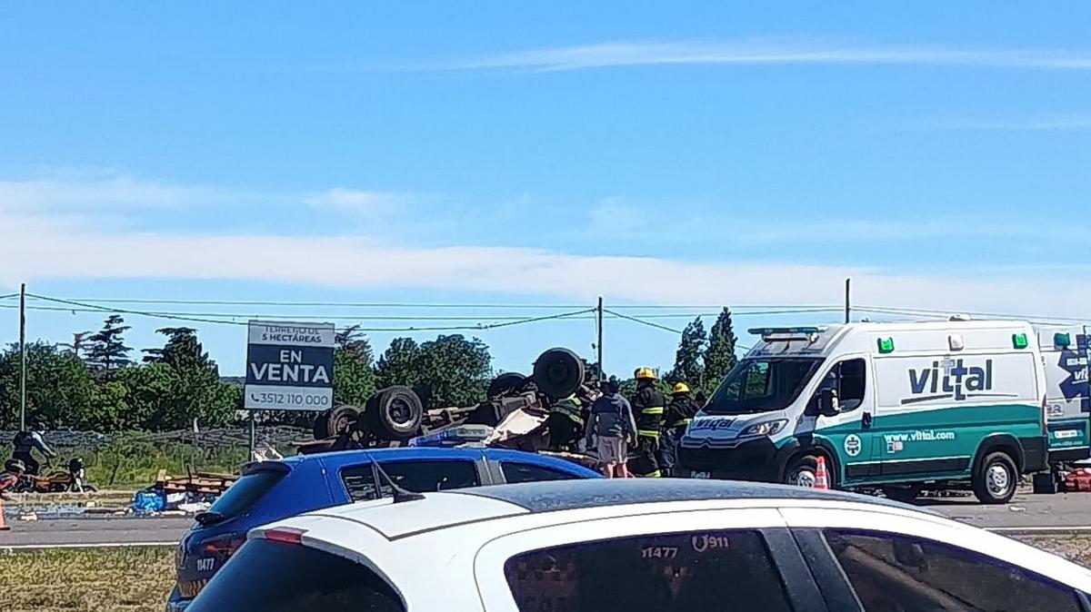 Tremendo vuelco de un camión de bebidas en la autopista Córdoba-Carlos Paz. 