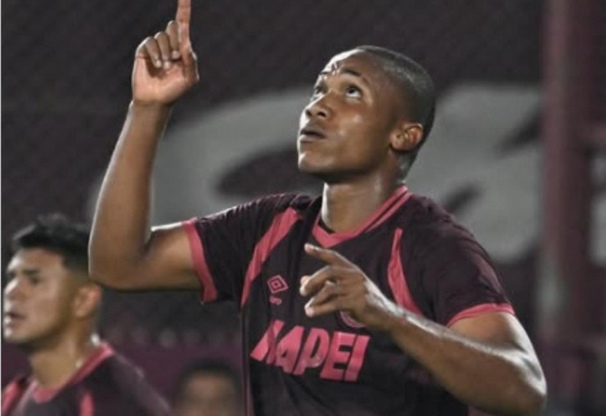 Yoshan Valois celebra el gol de la victoria