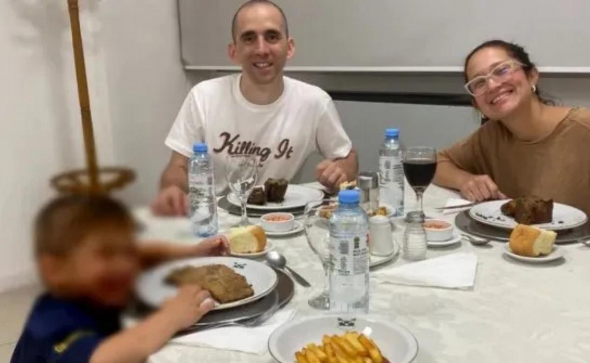 Nahuel Gallo en su primera cena familiar en el país.