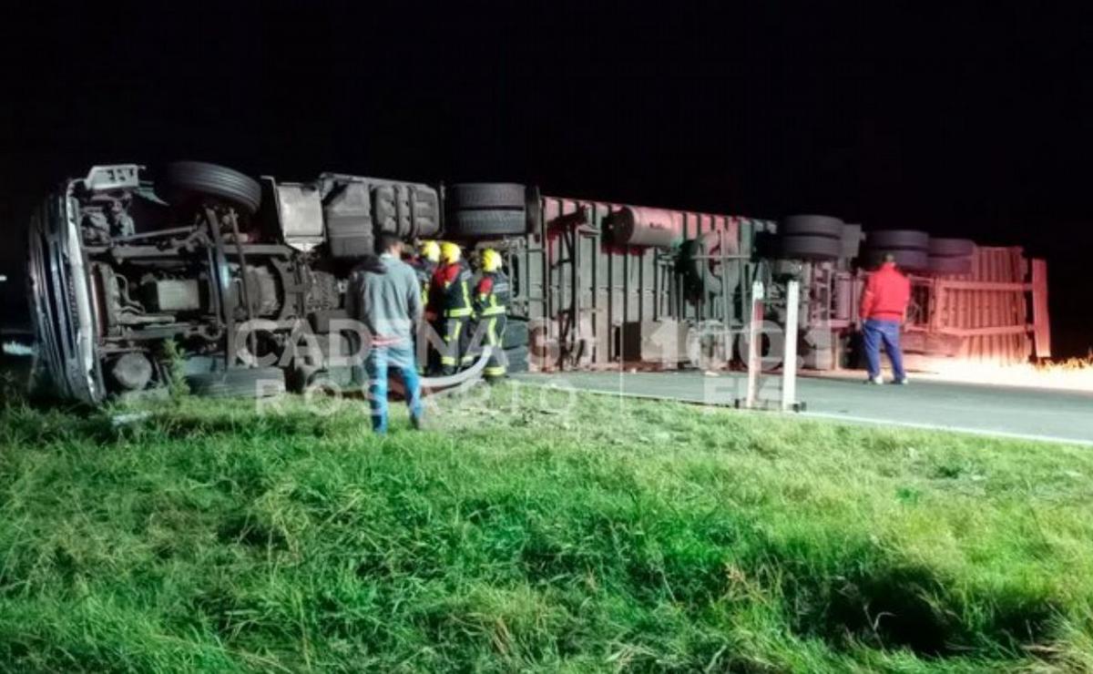 FOTO: El camión volcado interrumpe el paso de vehículos hacia Rosario.