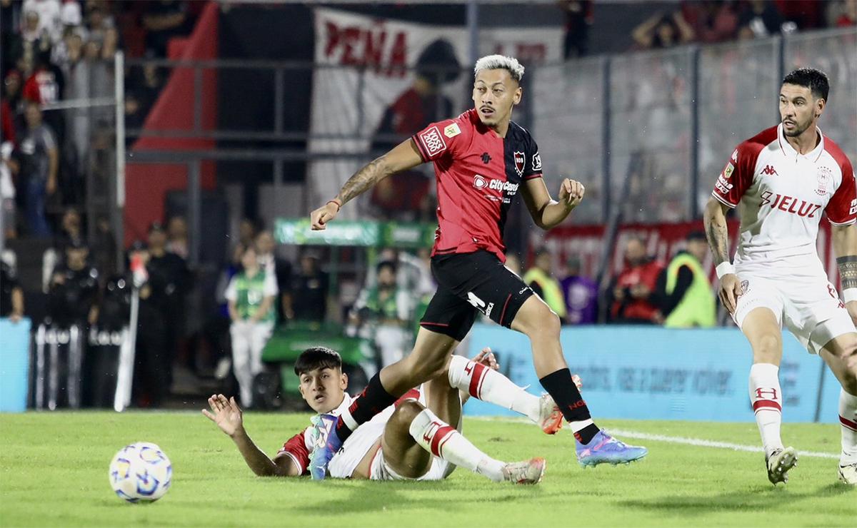 FOTO: Newell's vs. Huracán. Liga Profesional 2025.