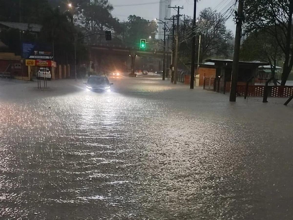 Reportan al menos cuatro desaparecidos por temporal en Brasil.
