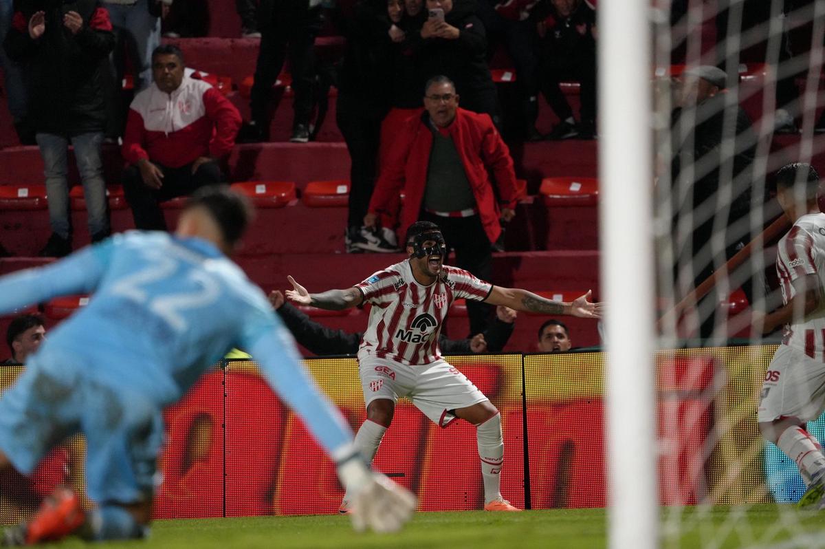 Instituto recibe a Defensa y Justicia en Alta Córdoba. (Daniel Cáceres/Cadena 3)