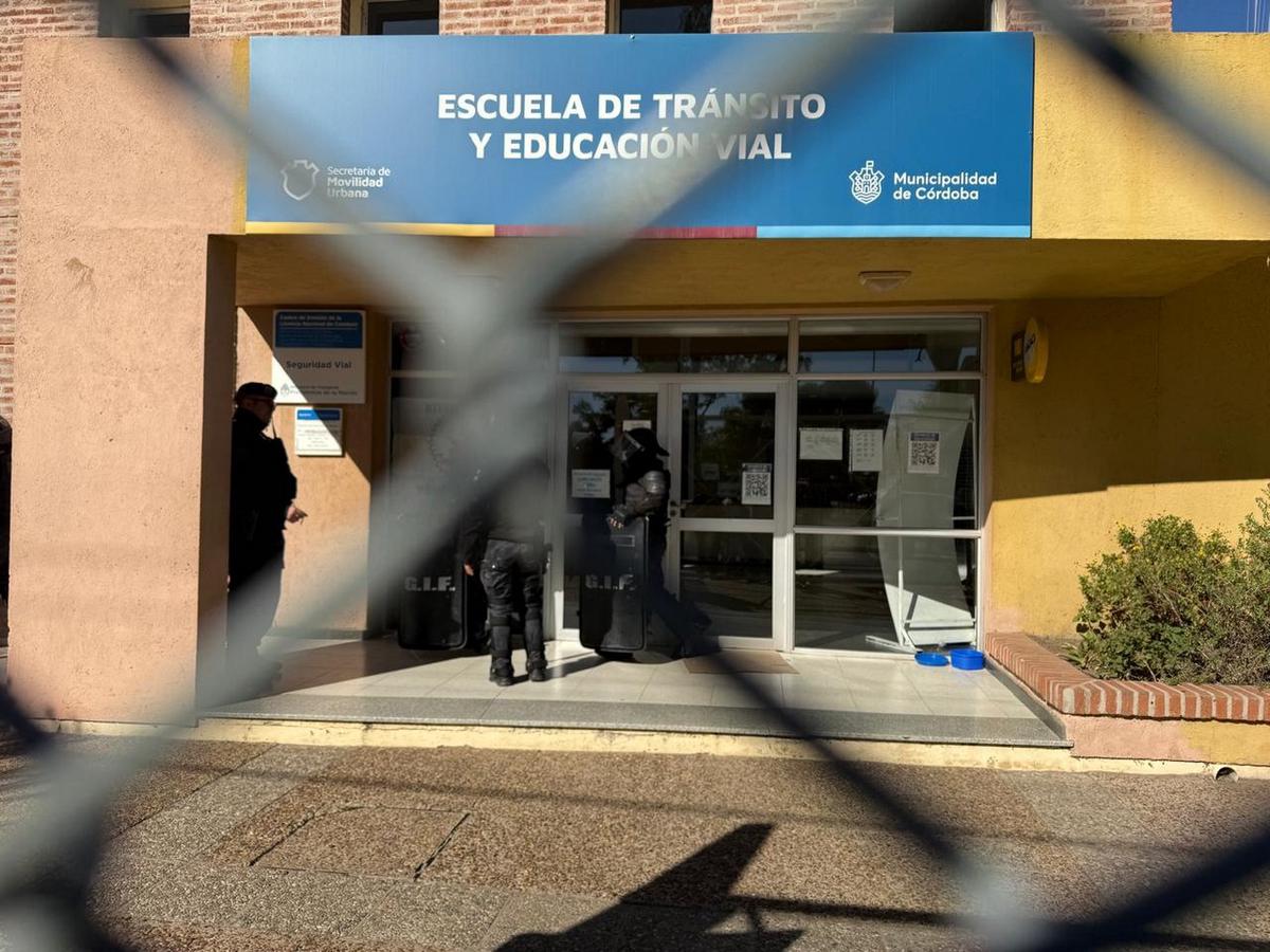 Allanamiento en la Escuela de Tránsito de Córdoba. (Daniel Cáceres/Cadena 3)